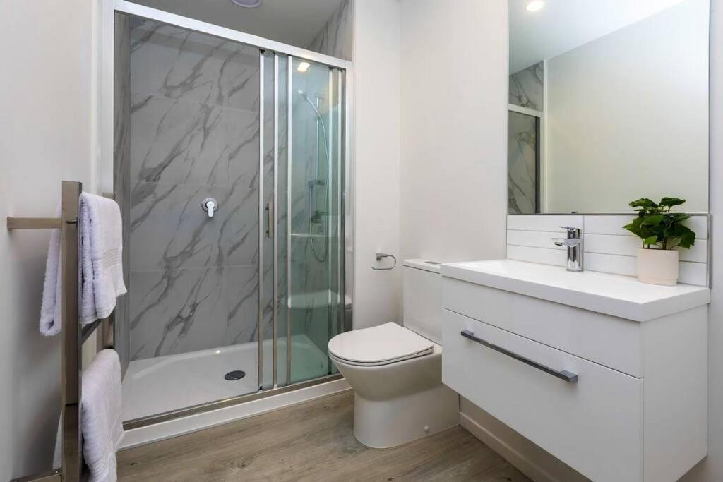 2 Bedrooms Apprtmt Plus Underground Parking In Cbd Christchurch Exteriör bild